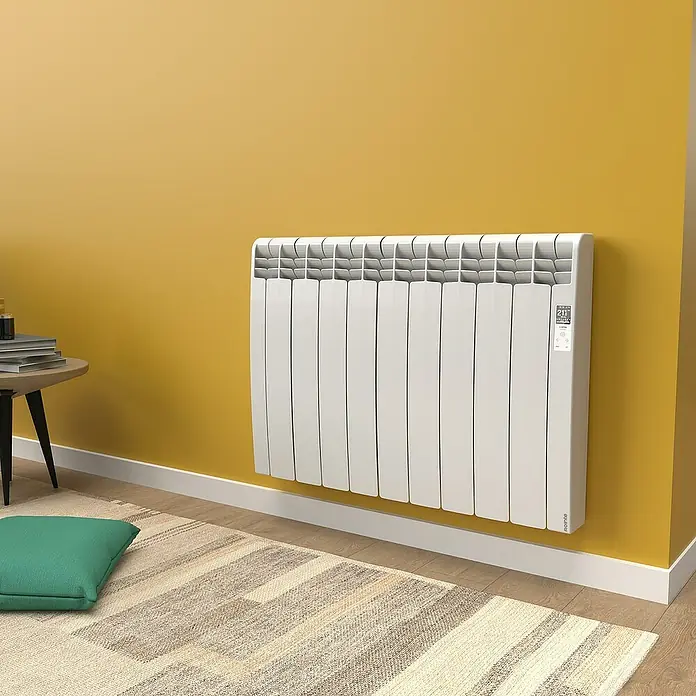 Rointe Emisor térmico Delta - 990 W, Blanco, 9,7 x 83,5 x 58,5 cm, Fluido - Radiador Atlantic blanco de pared con pantalla digital sobre una pared amarilla en la habitación.