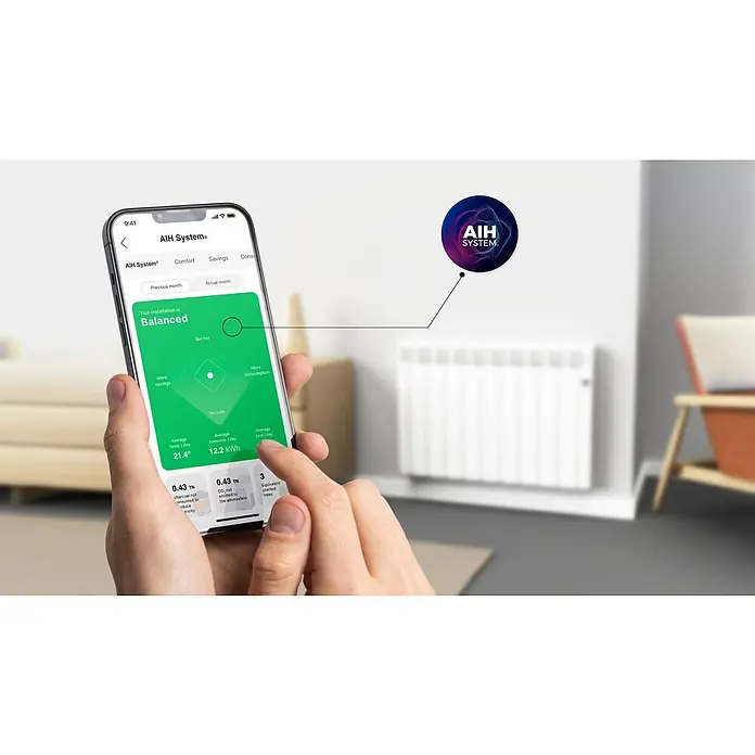 Rointe Emisor térmico Delta - 770 W, Blanco, 9,7 x 67,5 x 58,5 cm, Fluido - Primer plano de un smartphone que muestra la app AIH System con un indicador de balance energético, frente a un radiador.