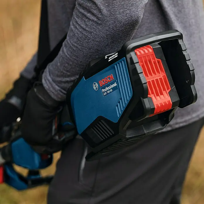 Bosch Professional AMPShare 18V Akku-Rasentrimmer GRT 18V-40 - 18 V, Ohne Akku, Schnittbreite Faden: 40 cm - Nahaufnahme einer Bosch Professional GRT 18V-40 Akku-Grasschere, die von einer Person gehalten wird.