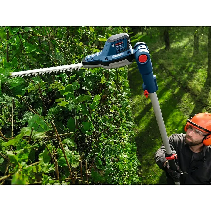 Bosch Professional AMPShare 18V Teleskop-Heckenschere GHE 18V-50 TP - 18 V, Ohne Akku, Schnittlänge: 50 cm - Der Bosch Hochentaster in Aktion, während ein Gärtner eine Hecke trimmt. Das Gerät ist ideal für schwer erreichbare Stellen.