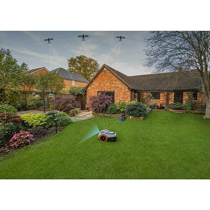 Segway Mähroboter Navimow i105E - 500 m², Schnittbreite: 18 cm, Satellitengestützte Navigation, RTK - Ein Rasenmähroboter mäht präzise einen Rasen, der durch Satelliten gesteuert wird, mit einem Wohnhaus im Hintergrund.