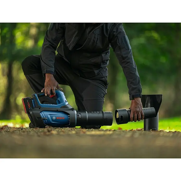 Bosch Professional AMPShare 18V Akku-Laubbläser GBL 18V-800 - 18 V, Ohne Akku, Blasgeschwindigkeit: 200 km/h, Blasleistung: 800 m³/h, Länge: 85,5 cm - Ein Mann montiert den Bosch Akku-Laubbläser. Der Laubbläser ist blau und schwarz und hat einen Akku.