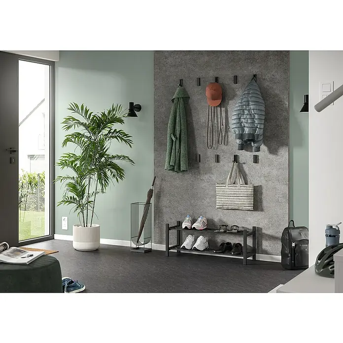 Egger Wandpaneel DecoWall - Rovigo Beton, 125 cm x 66 cm x 12 mm - Dieser Flur verfügt über eine minimalistische Garderobe mit Wandhaken und einem Schuhregal, perfekt für eine stilvolle Aufbewahrung.