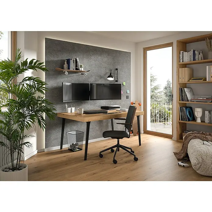 Egger Wandpaneel DecoWall - Rovigo Beton, 125 cm x 66 cm x 12 mm - Ein heller Arbeitsplatz mit einem Holztisch, zwei Monitoren, einem Bürostuhl und einem Bücherregal. Eine Zimmerpflanze sorgt für eine angenehme Atmosphäre.
