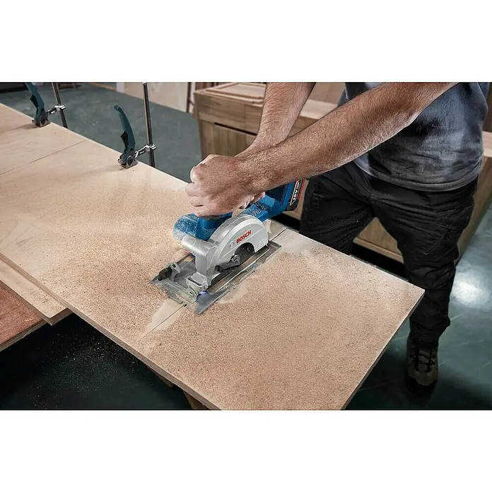 Bosch Professional AMPShare 18V Akku-Handkreissäge GKS 18V-51 - 18 V, Ohne Akku, 5.800 U/min - 6.300 U/min - Nahaufnahme einer Bosch Akku-Handkreissäge beim Schneiden eines Holzstücks, ideal für präzise Holzarbeiten.
