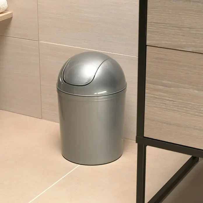 Poseidon Schwingdeckeleimer - 5 l, Kunststoff, Silber - Silberfarbener Schwingdeckeleimer im Badezimmer neben einem Unterschrank. Praktisch für kleine Abfälle im Bad.