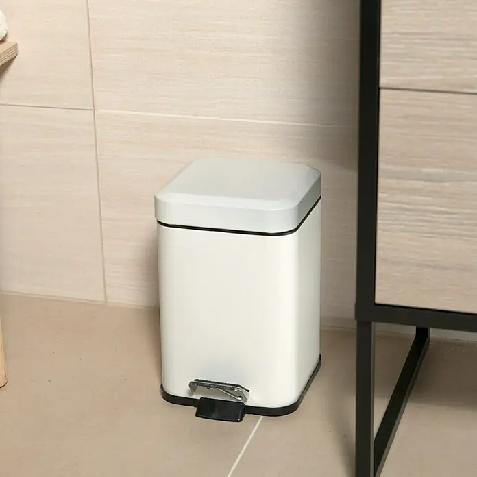 Venus Treteimer Quadra - 3 l, Metall, Weiß - Ein weißer, eckiger Treteimer aus Metall mit schwarzem Rand steht neben einem Waschtisch. Praktisch und stilvoll für jedes Badezimmer.