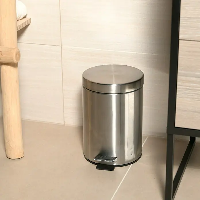 Venus Treteimer Easy Close - 3 l, Edelstahl, Silber - Nahaufnahme eines silbernen Tretmülleimers im Badezimmer, der Funktionalität und modernes Design vereint.