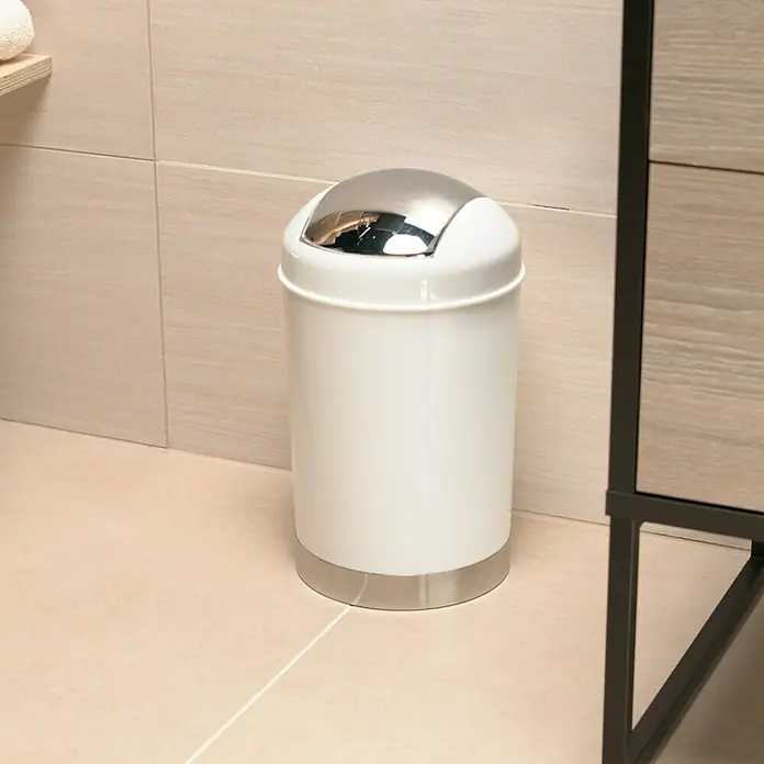 Venus Milano Badeimer - 5 l, Kunststoff, Weiß - Ein runder, weißer Treteimer mit einem glänzenden, silberfarbenen Deckel und einem silberfarbenen Sockel steht in einem Badezimmer.