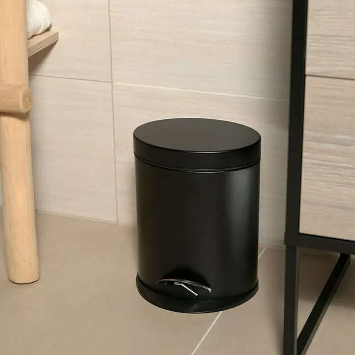 Venus Treteimer Aiko - 3 l, Metall, Schwarz - Ein matter, schwarzer, runder Treteimer mit Pedal steht in einem Badezimmer. Der Treteimer passt gut zum modernen Design des Raums.