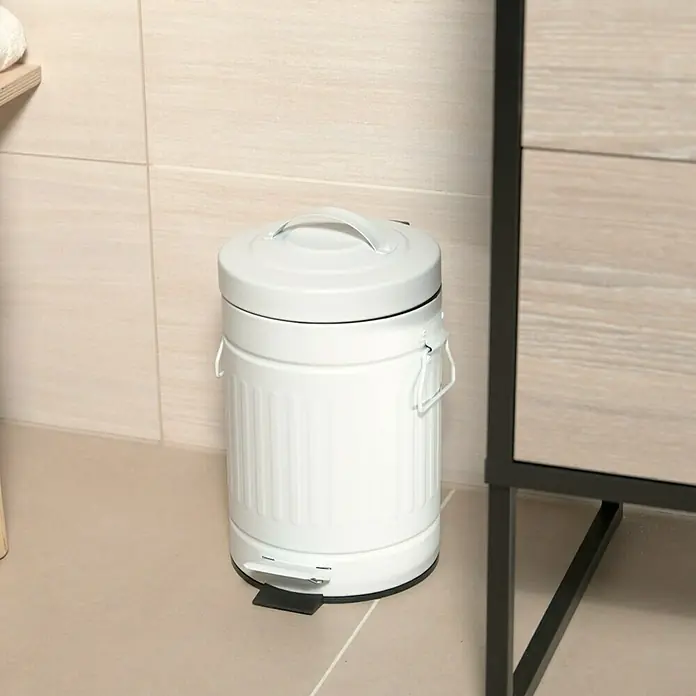 Venus Treteimer Tonne - 3 l, Metall, Weiß - Ein weißer, zylindrischer Treteimer mit Deckel und Griff steht neben einem Waschbeckenunterschrank im Badezimmer.