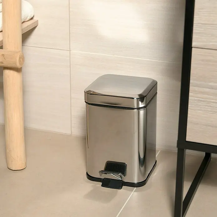 Venus Treteimer Quadra - 3 l, Metall, Silber - Nahaufnahme eines silbernen Treteimer aus Edelstahl, der in einem Badezimmer neben einem Schrank und einer Holzleiter steht.