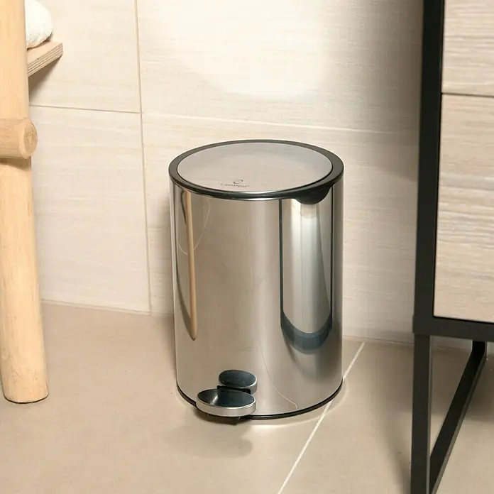 Camargue Treteimer Luba - 3 l, Edelstahl, Chrom - Bild eines runden, silbernen Tretabfalleimers im Badezimmer, der Funktionalität mit elegantem Design vereint.\n