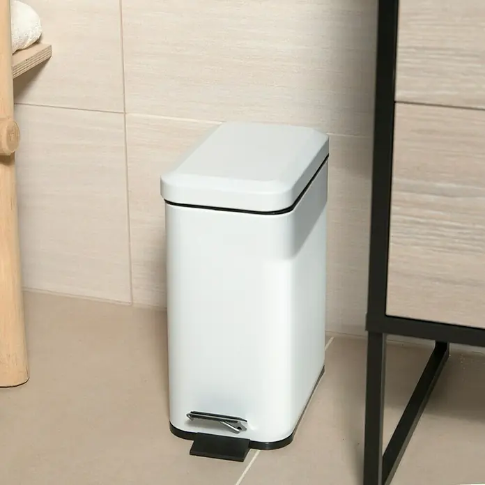 Venus Treteimer Rufus - 5 l, Metall, Weiß - Ein weißer, eckiger Treteimer aus Metall steht neben einem Holzschrank und einer beigen Wand, perfekt für jedes Badezimmer.