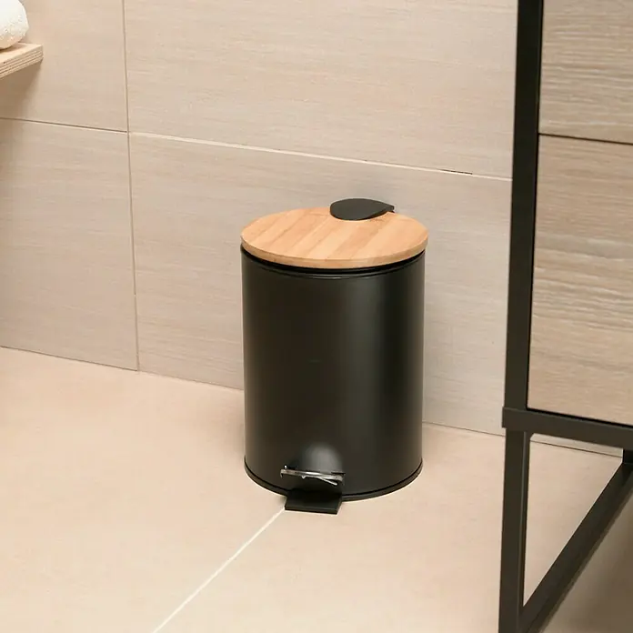 Wenko Kosmetikeimer Tortona3 l, Stahl, Schwarz/Bambus - Ein stilvoller, schwarzer Badezimmer-Treteimer mit einem Holzdeckel, der Funktionalität und modernes Design vereint. Perfekt für jedes Bad.