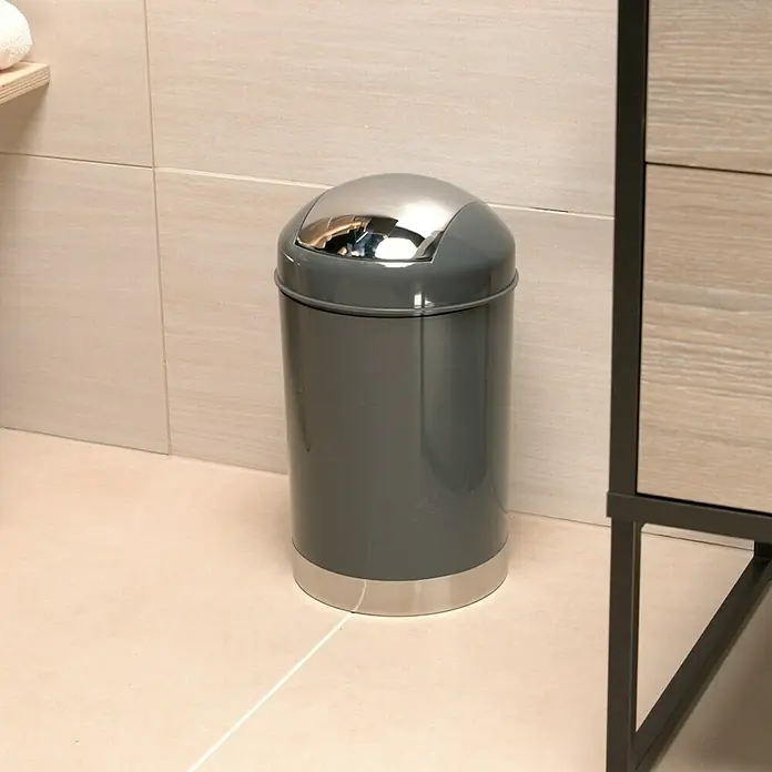 Venus Milano Badeimer - 5 l, Kunststoff, Grau - Ein grauer Badezimmer-Mülleimer mit einem schwenkbaren Chromdeckel steht auf einem hellen Badezimmerboden.