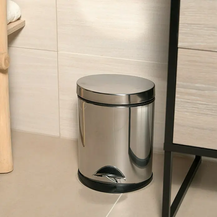Venus Treteimer Aiko - 3 l, Metall, Silber - Nahaufnahme eines silberfarbenen Tretabfalleimers im Badezimmer, der Funktionalität und modernes Design vereint.