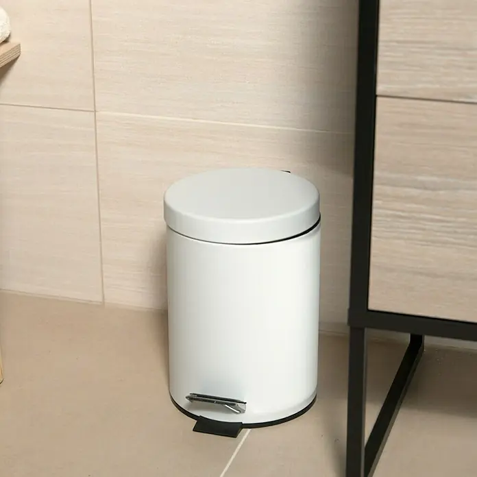 Venus Kosmetikeimer - 3 l, Edelstahl, Weiß - Weißer, runder Treteimer aus Metall mit schwarzem Fußpedal steht neben einem Badezimmerschrank. Ideal für Bad oder Gäste-WC.