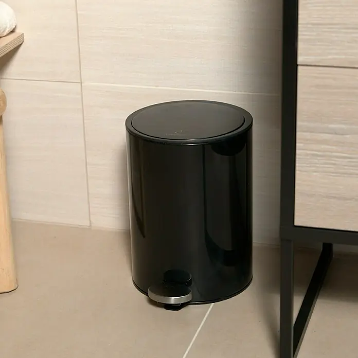 Camargue Treteimer Luba - 3 l, Edelstahl, Schwarz - Ein schwarzer Treteimer mit rundem Deckel steht in einem Badezimmer.