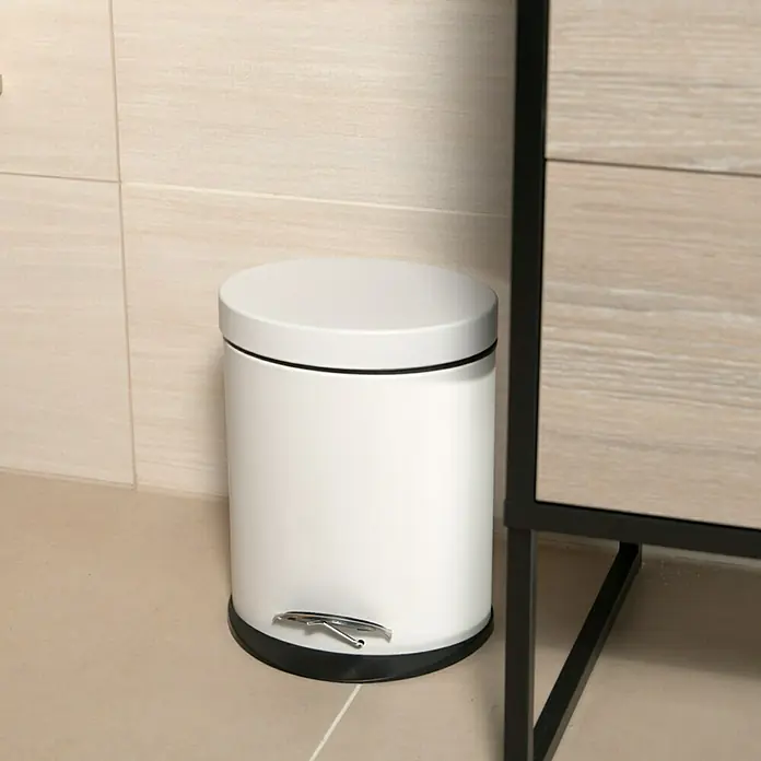 Venus Treteimer Aiko - 3 l, Metall, Weiß - Ein runder, weißer Treteimer mit schwarzem Rand steht neben einem Möbelstück im Badezimmer. Praktisch und stilvoll für die tägliche Nutzung.