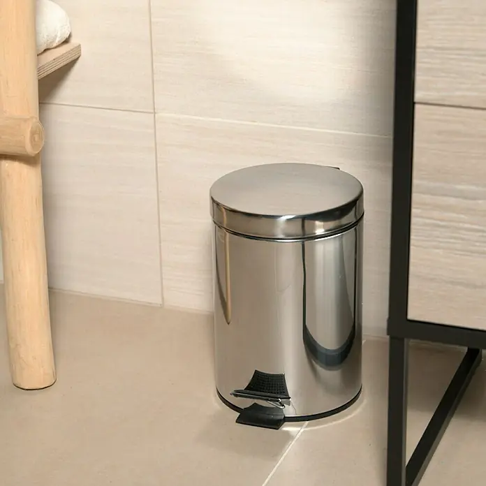 Venus Kosmetikeimer - 3 l, Edelstahl, Silber - Ein glänzender, runder Treteimer aus Edelstahl mit schwarzem Fußpedal steht in einem Badezimmer.