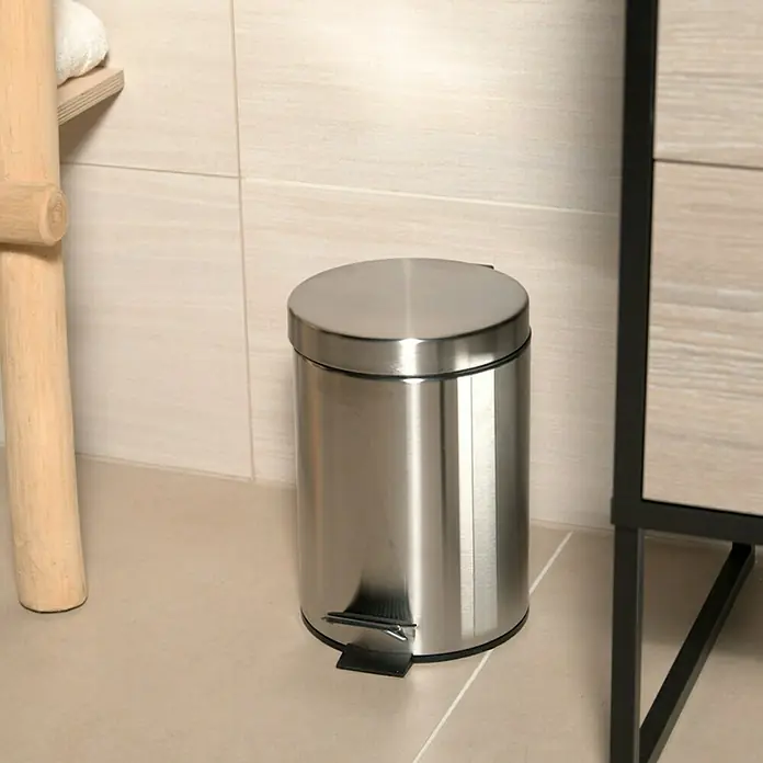 Venus Kosmetikeimer - 3 l, Stahl, Silber - Edelstahl-Treteimer im Badezimmer. Der Eimer ist zylindrisch mit einem Deckel und einem Pedal zur einfachen Abfallentsorgung.