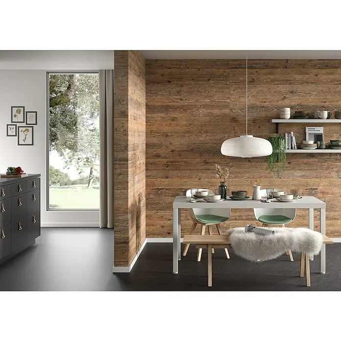 Egger Wandpaneel DecoWall - Namur Fichte Natur, 125 cm x 66 cm x 12 mm - Ein modernes Esszimmer mit einem Holztisch, weißen Stühlen und einer gemütlichen Bank mit Fellauflage vor einer rustikalen Holzwand.