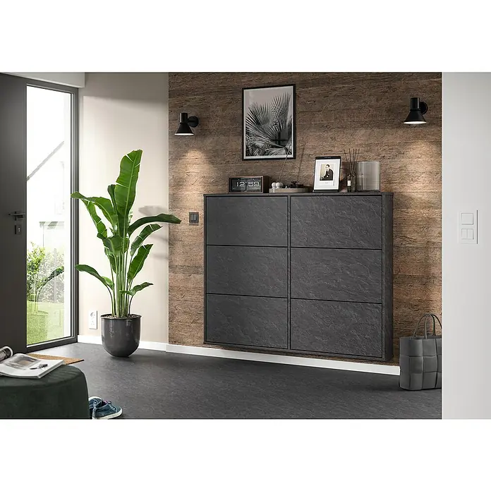 Egger Wandpaneel DecoWall - Annaba Eiche Natur, 125 cm x 66 cm x 12 mm - Ein modernes Schuhregal in Anthrazit mit sechs Fächern, das an einer Holzwand hängt, ideal für den Eingangsbereich.