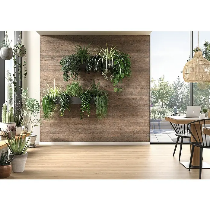 Egger Wandpaneel DecoWall - Annaba Eiche Natur, 125 cm x 66 cm x 12 mm - Ein gemütliches Zimmer mit Holzboden, einer Akzentwand mit Pflanzen und einem Esstisch unter einer Lampe.