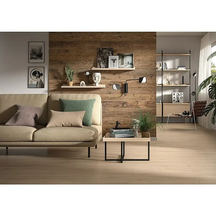 Egger Wandpaneel DecoWall - Namur Fichte Natur, 125 cm x 66 cm x 12 mm - Modernes Wohnzimmer mit beigem Sofa, Holzwand, Regalen und einem Couchtisch. Stilvolles Interieur mit natürlichen Elementen und minimalistischem Design.