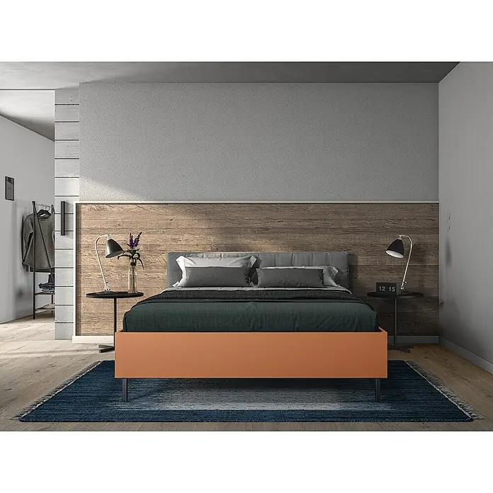 Egger Wandpaneel DecoWall - Annaba Eiche Natur, 125 cm x 66 cm x 12 mm - Schlafzimmer mit einem orangefarbenen Bett, das auf einem blauen Teppich steht, mit einem Holzkopfteil und Nachttischen.