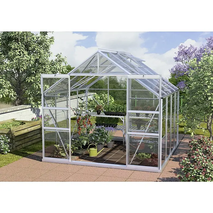 Vitavia Gewächshaus Mars 6700 - Außenmaß inkl. Dachüberstand (B x T): 257 x 258 cm, 3 mm, Aluminium - Ein Gewächshaus voller Pflanzen, darunter Tomaten, Blumen und Salat, auf einem gepflasterten Bereich mit Bäumen im Hintergrund.
