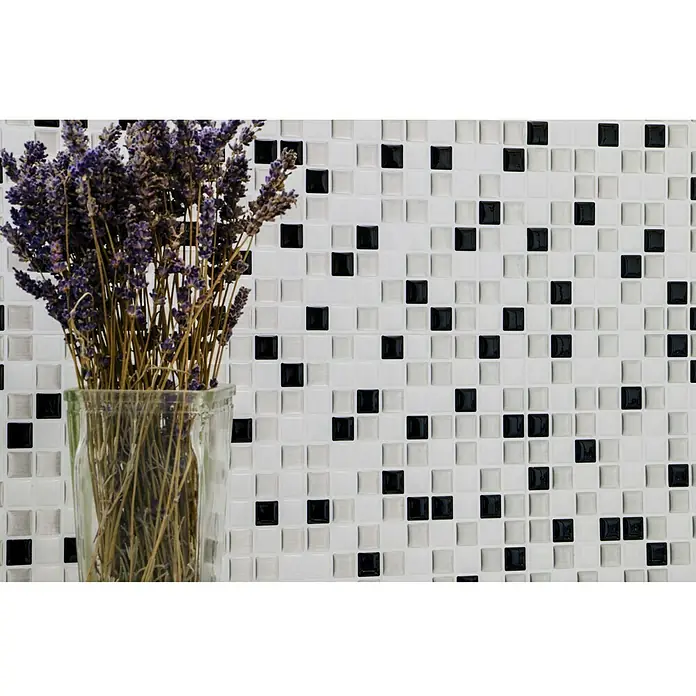 Selbstklebemosaik SVM 24082 - 25,4 x 25,4 cm, Schwarz/Weiß, Glänzend - Stillleben mit Lavendelstrauß in Glasvase vor einer Wand mit schwarzen und weißen Mosaikfliesen.