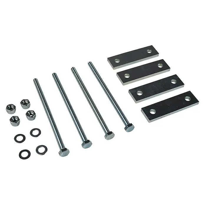 LAS Deichselbox - 56 x 25 x 27 cm, Nutzlast: 30 kg - Nahaufnahme von Bolzen, Muttern, Unterlegscheiben und Stahlplatten, die ein komplettes Set für Befestigungsarbeiten bilden.
