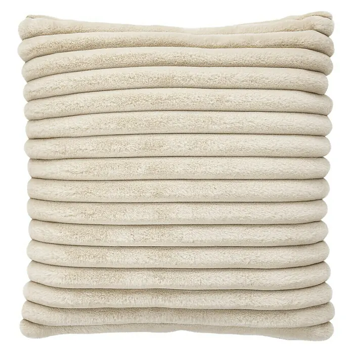Kissen Plush - Beige, 45 x 45 cm, 100 % Polyester - Nahaufnahme eines cremefarbenen Cordkissens mit horizontaler Rippenstruktur, das eine weiche, komfortable Textur und ein einladendes Aussehen vermittelt.