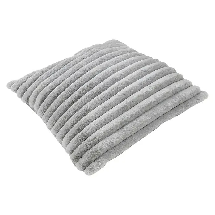 Kissen Plush - Silber, 45 x 45 cm, 100 % Polyester - Nahaufnahme eines strukturierten, quadratischen Kissens in Grau, das Komfort und Stil für jede Einrichtung bietet.