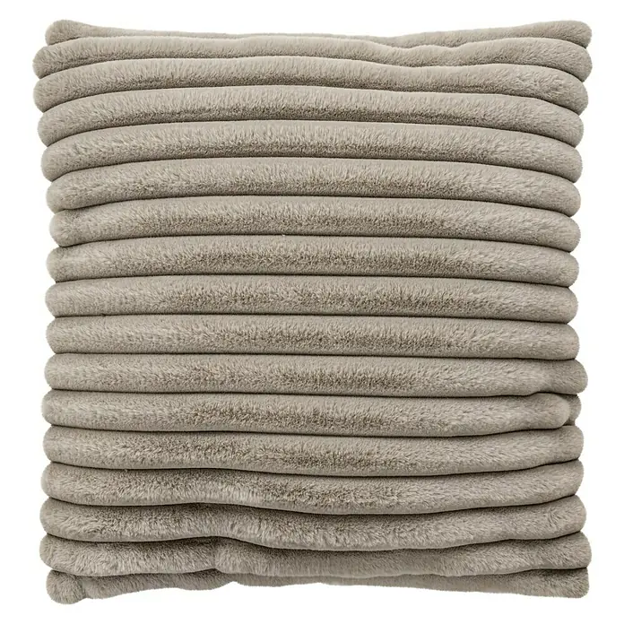 Kissen Plush - Taupe, 45 x 45 cm, 100 % Polyester - Nahaufnahme eines quadratischen, beigen Cordkissens mit horizontalen Rippen.