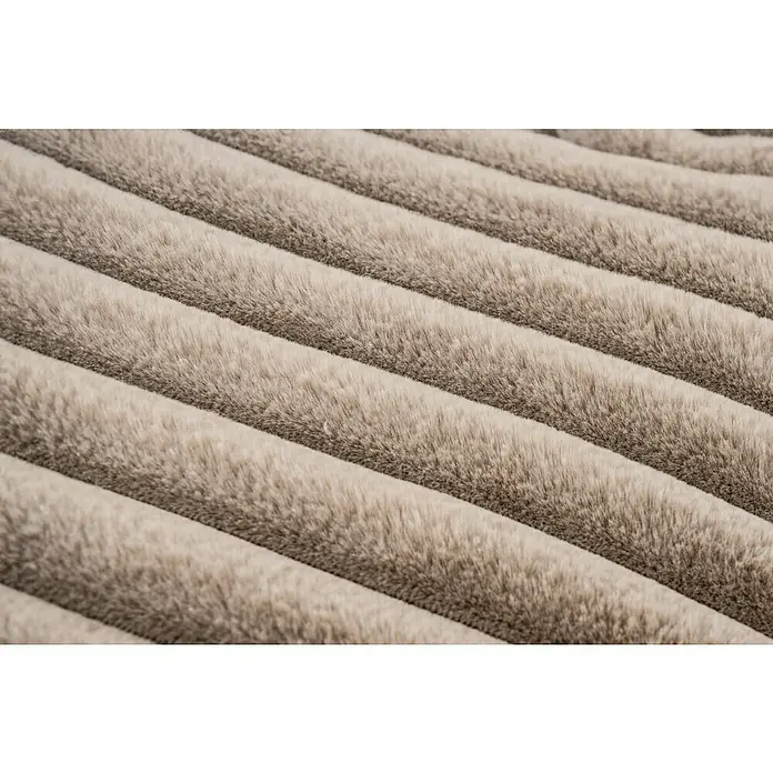 Kissen Plush - Taupe, 45 x 45 cm, 100 % Polyester - Nahaufnahme einer beigen Cord-Textur mit weichem, geripptem Material, das sich ideal für gemütliche Heimtextilien und dekorative Akzente eignet.