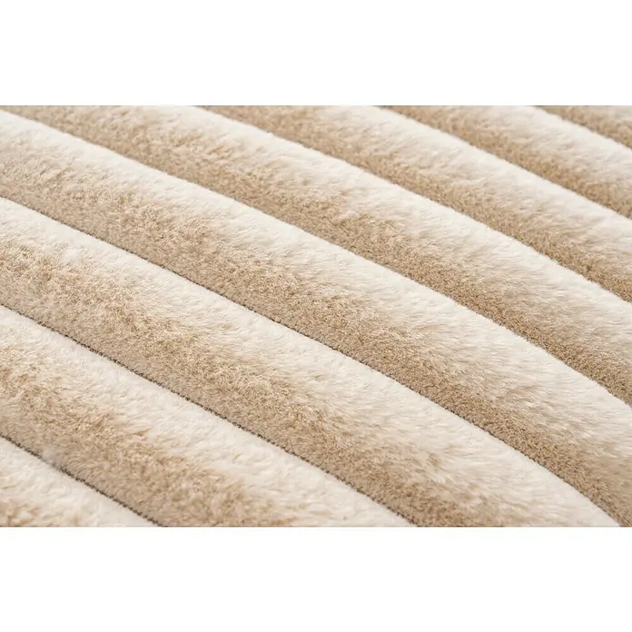 Kissen Plush - Beige, 45 x 45 cm, 100 % Polyester - Nahaufnahme eines beigen Kordstoffes, der eine weiche und gemütliche Textur mit parallelen, erhabenen Rippen zeigt. Ideal für Wohnaccessoires.