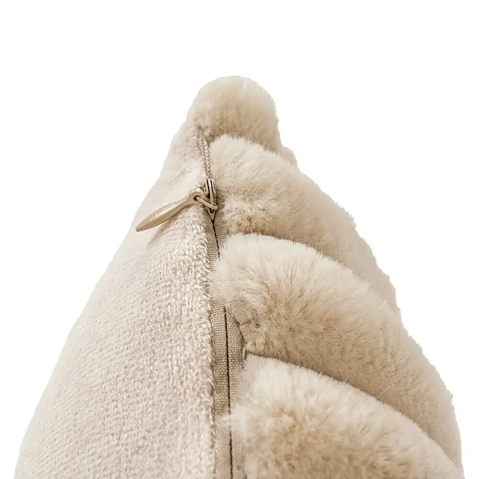 Kissen Plush - Beige, 45 x 45 cm, 100 % Polyester - Nahaufnahme eines cremefarbenen Kissens mit Reißverschluss und flauschigen Bommeln, das eine gemütliche und stilvolle Note für Ihr Zuhause bietet.
