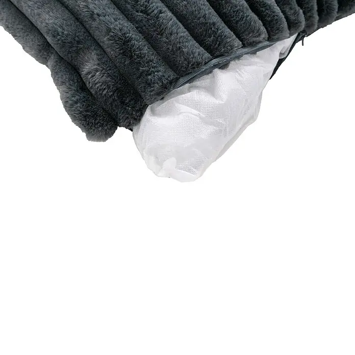 Kissen Plush - Graphite, 45 x 45 cm, 100 % Polyester - Detailaufnahme eines grauen Kissenbezugs mit Reißverschluss und herausgenommenem Füllkissen. Die Textur ist weich und gerippt.