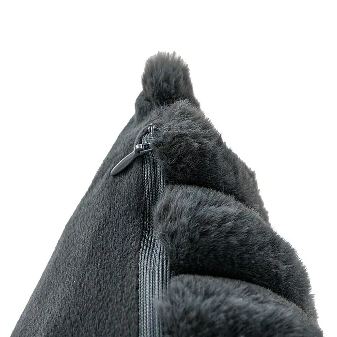 Kissen Plush - Graphite, 45 x 45 cm, 100 % Polyester - Nahaufnahme eines grauen, quadratischen Plüschkissens mit Reißverschluss und kleinen Bommeln an den Ecken.