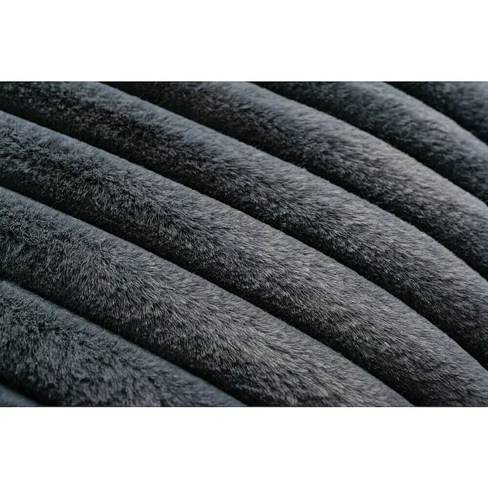 Kissen Plush - Graphite, 45 x 45 cm, 100 % Polyester - Nahaufnahme eines gerippten, grau gefärbten Cordstoffes, der eine weiche und luxuriöse Textur aufweist und zum Kuscheln einlädt.