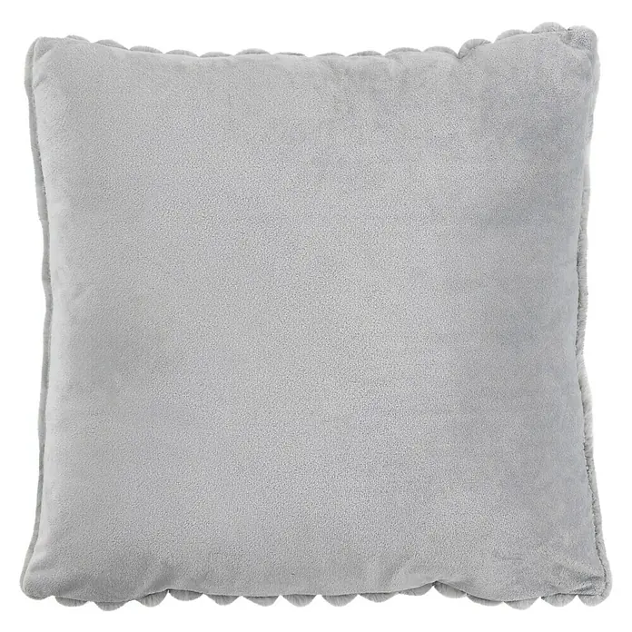 Kissen Plush - Silber, 45 x 45 cm, 100 % Polyester - Nahaufnahme eines quadratischen, weichen, hellgrauen Kissens mit Muschelkante vor einem schwarzen Hintergrund.