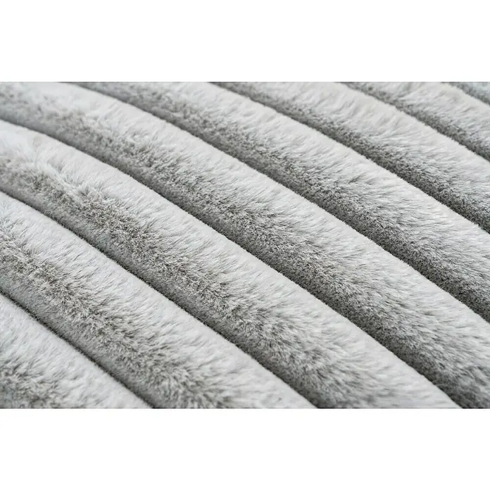 Kissen Plush - Silber, 45 x 45 cm, 100 % Polyester - Nahaufnahme eines grauen Kissenbezugs mit flauschigem Rippmuster, das ein luxuriöses und weiches Gefühl vermittelt. Ideal für Wohnkultur.