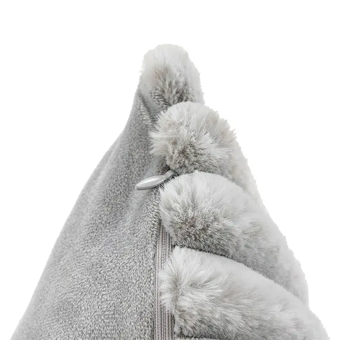Kissen Plush - Silber, 45 x 45 cm, 100 % Polyester - Nahaufnahme eines grauen, fellartigen Dekokissen mit Knopfdetails, das eine gemütliche und luxuriöse Note für jedes Interieur verspricht.