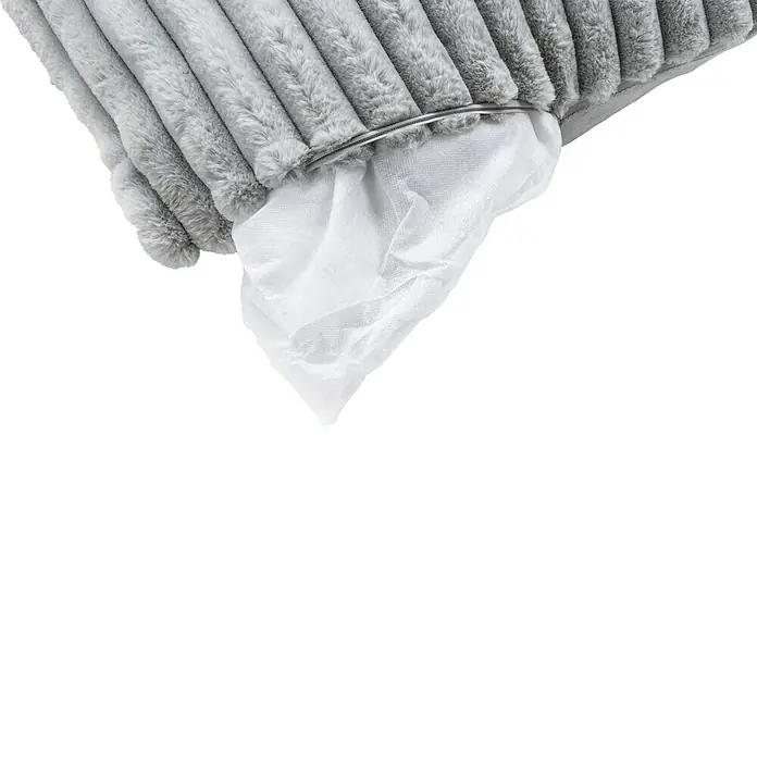 Kissen Plush - Silber, 45 x 45 cm, 100 % Polyester - Graue Kissenhülle mit einem Taschentuchspender aus Stoff, der oben durch einen Reißverschluss zugänglich ist. Ideal für unterwegs oder Zuhause.