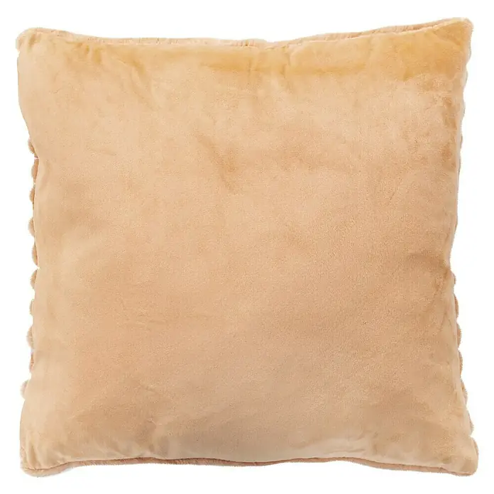 Kissen Plush - Peach, 45 x 45 cm, 100 % Polyester - Nahaufnahme eines beigen, quadratischen Kissens mit gerüschten Rändern, das ein gemütliches und dekoratives Element darstellt.