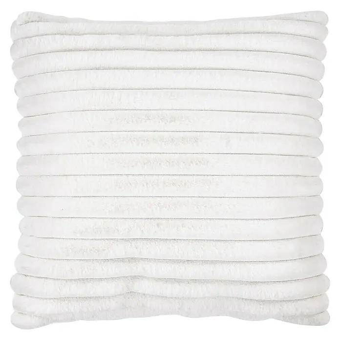 Kissen Plush - Ivory, 45 x 45 cm, 100 % Polyester - Das Bild zeigt ein weiches, quadratisches Kissen mit horizontalen Cordstreifen, die dem Kissen eine strukturierte und komfortable Optik verleihen.