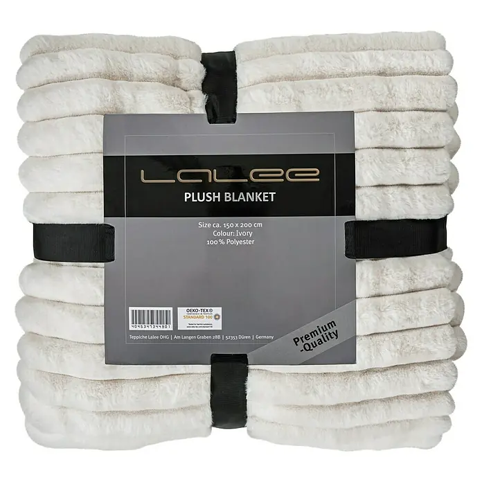 Decke Plush - Ivory, 200 x 150 cm, 100 % Polyester - Nahaufnahme einer cremefarbenen Lalee-Plüschdecke, zusammengebunden mit schwarzen Bändern, die ihre weiche Textur und hochwertige Qualität hervorhebt.